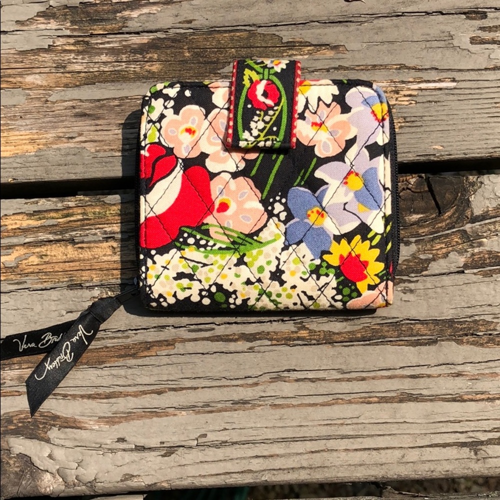 Vera Bradley• quilted floral wallet.